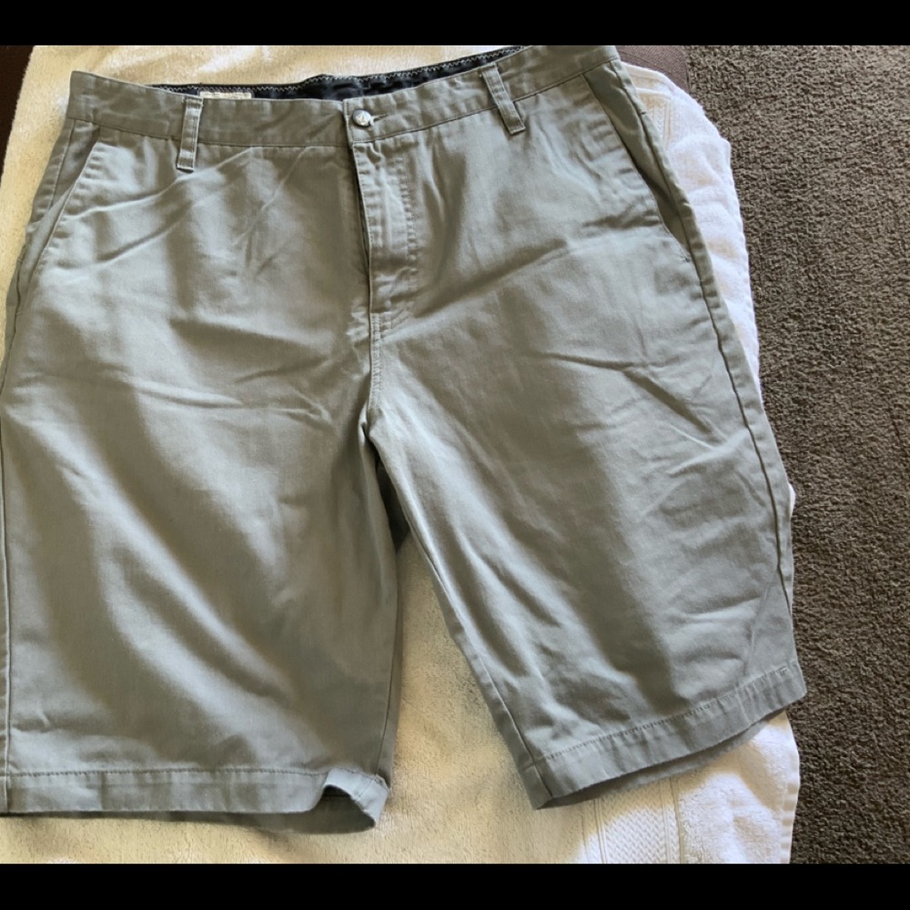 Volcom shorts - Picture 3 of 3